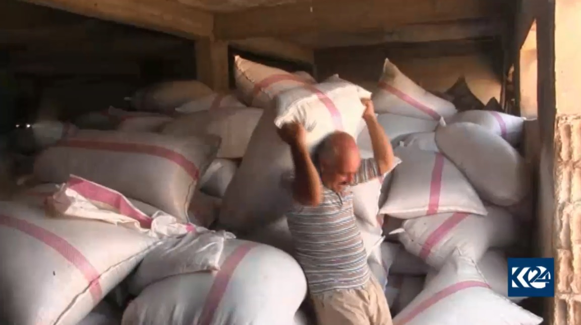 Li Kobanê piştî 26 salan ji xizmetê, mamosteyeke Kurd ji kar dihê derxistin û naçare piştîyan bikêşe